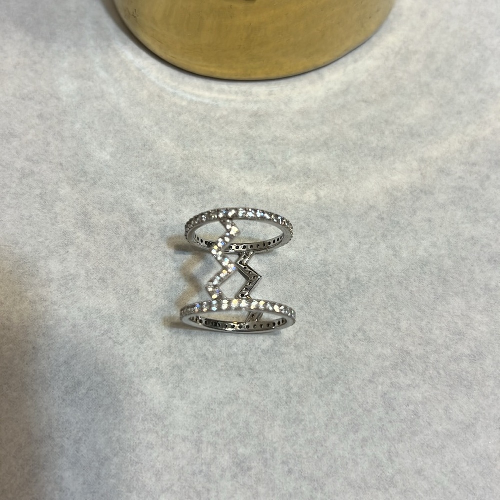 Elegant Sterling Silver Ring with Zigzag Design